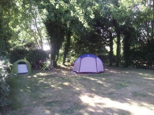 Des emplacements camping à l'ombre dans le Morbihan