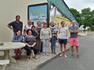 Photo souvenirs de vacanciers avant le départ
