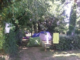 Emplacements tentes ombragés au camping dans le Morbihan
