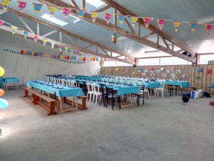 Mise en place de la salle pour un anniversaire